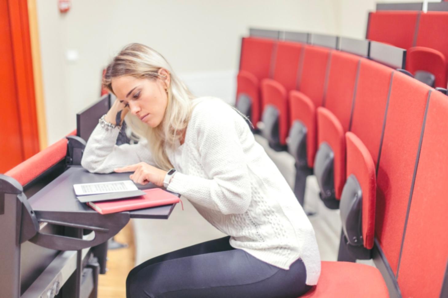 Étudiants internationaux travaillant ensemble sur leur planification budgétaire